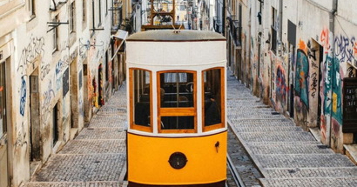 Deraglia la funicolare “Gloria” di Lisbona, almeno 15 morti