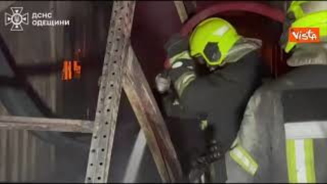 Attacco di droni russi su Odessa, in fiamme un magazzino e camion danneggiati