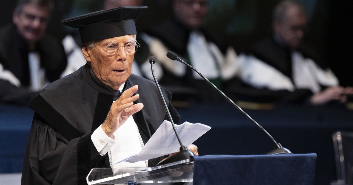 Quel messaggio agli studenti di Armani: "Lavorate con passione e non dimenticate chi vi sta accanto"