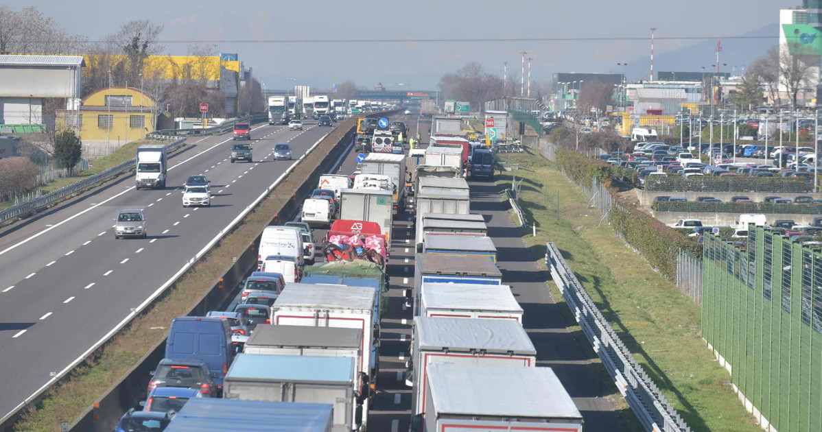 Traffico "in costante aumento". Arriva un weekend da bollino rosso sulle strade Traffico "in costante aumento". Arriva un weekend da bollino rosso sulle strade
