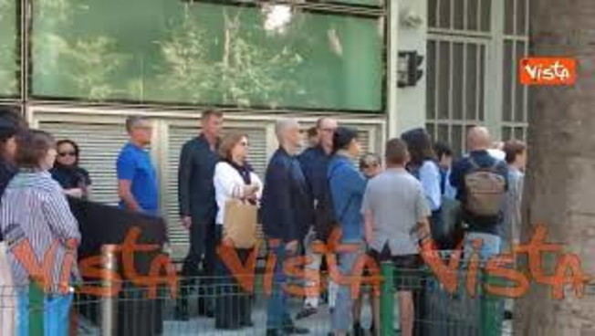 In centinaia in fila per entrare nella camera ardente di Giorgio Armani a Milano