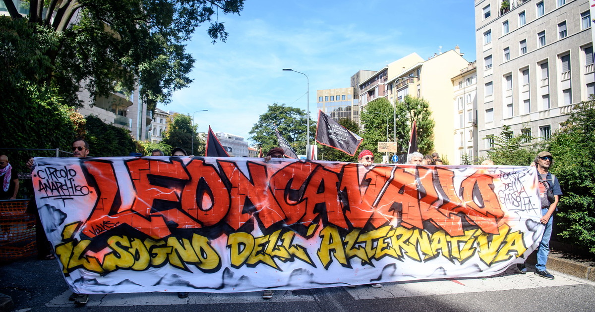 Leoncavallo, cresce la tensione a Milano: uova e petardi contro le forze dell Leoncavallo, cresce la tensione a Milano: uova e petardi contro le forze dell