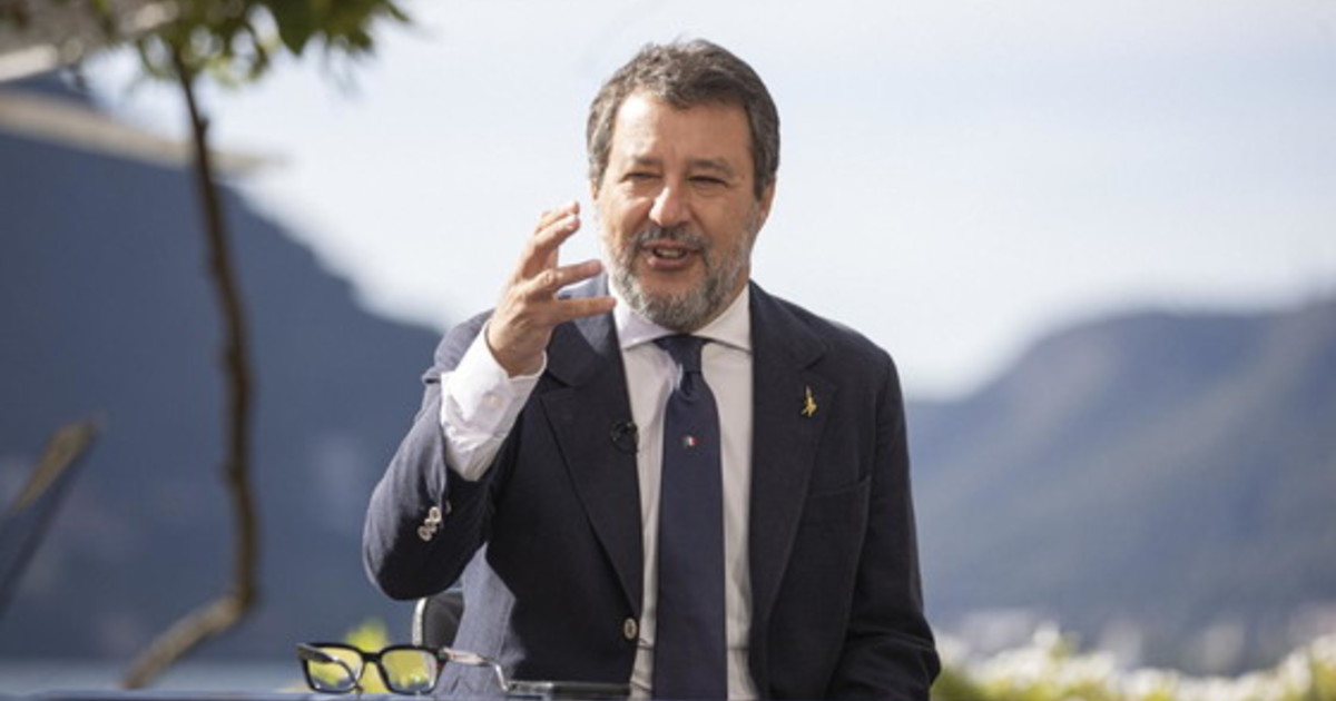 Salvini traccia la rotta. Flat tax ai dipendenti e Ponte sullo Stretto in 15 minuti a 7 euro Salvini traccia la rotta. Flat tax ai dipendenti e Ponte sullo Stretto in 15 minuti a 7 euro