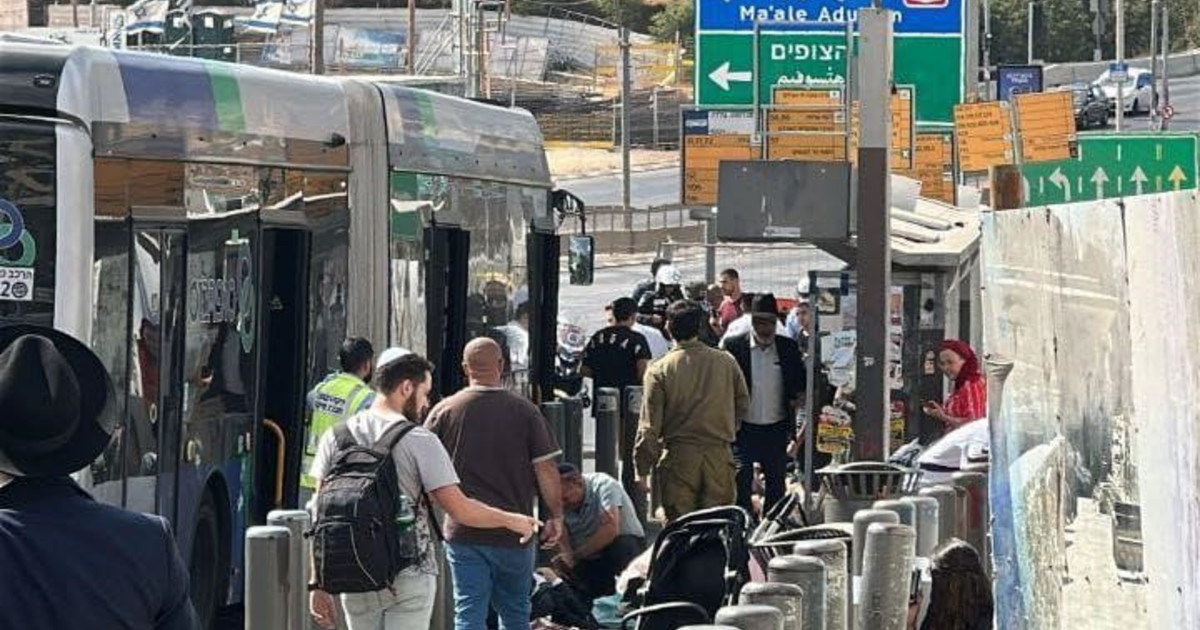 Due terroristi palestinesi aprono il fuoco su un autobus a Gerusalemme. Chiusi i valichi di frontiera