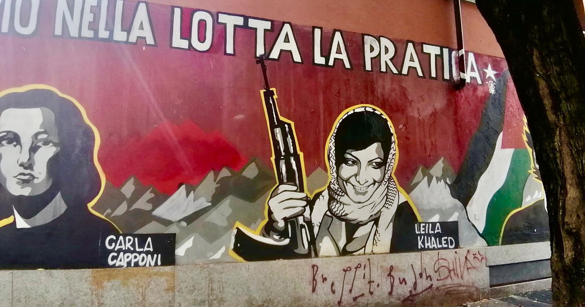 Vicino ad Askatasuna spunta il murales con Leila Khaled che imbraccia un kalashnikov. Insorgono Lega e FdI Vicino ad Askatasuna spunta il murales con Leila Khaled che imbraccia un kalashnikov. Insorgono Lega e FdI