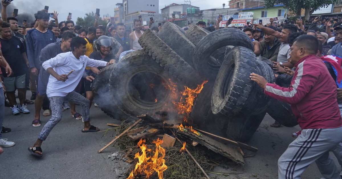 Nepal nel caos, violente proteste e almeno 21 vittime. Si dimette il premier, Parlamento in fiamme | GUARDA