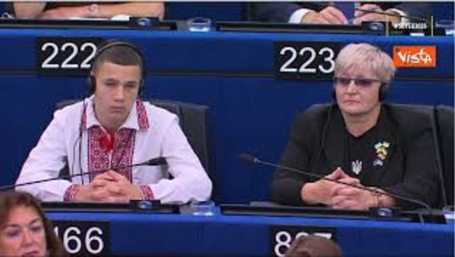 Standing ovation a Strasburgo per Sasha rapito dai russi e per la nonna ucraina che lo ha salvato