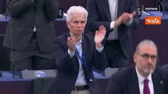 Von der Leyen: "Ue solidale con Polonia", standing ovation a Strasburgo