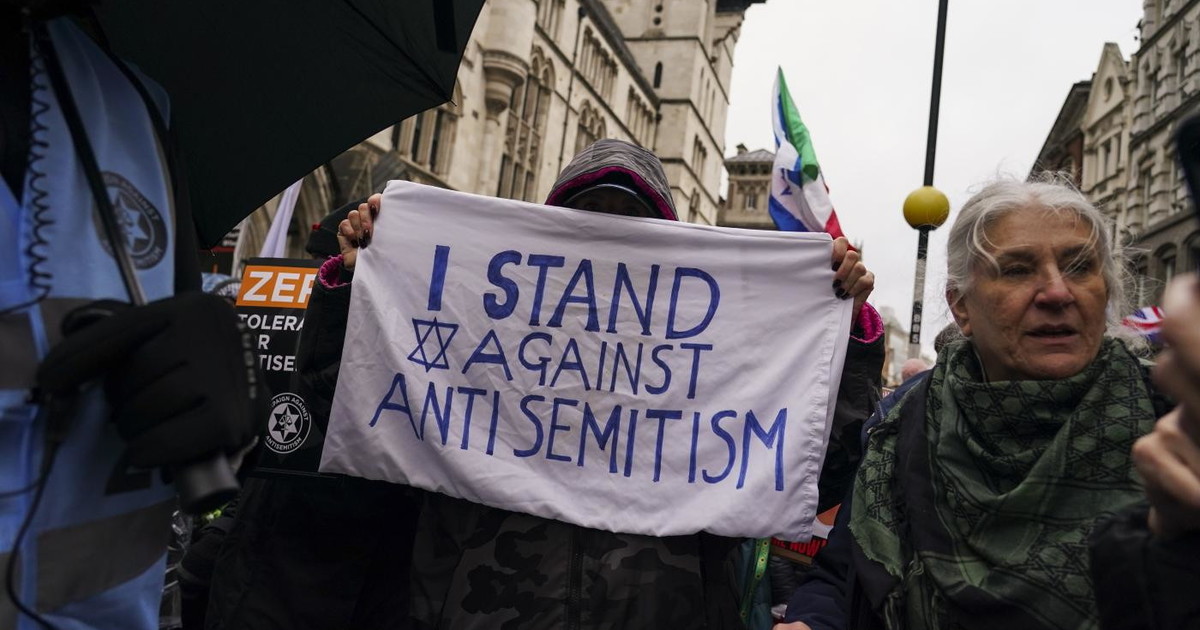 Oltre cento perquisizioni e arresti per istigazione all'antisemitismo