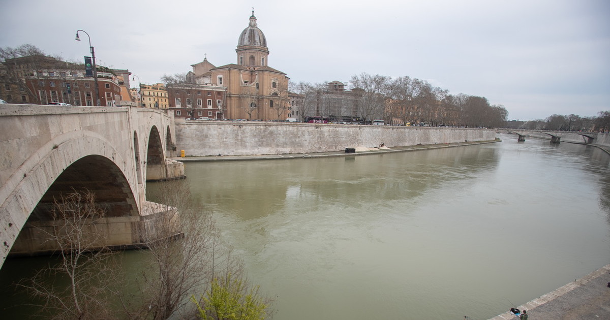 tevere balneabile l ironia dei giornali esteri e quel paragone con il gange