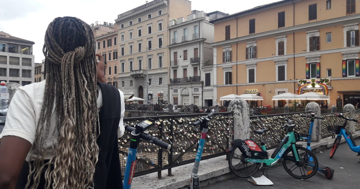 Addio Ponte Milvio, i lucchetti dell'amore traslocano al Colosseo