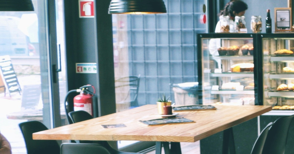 Va al bar e gli servono soda caustica al posto dell'acqua: è in terapia intensiva