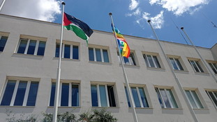 L'ultima follia proPal e woke: dalla facciata del Comune sparisce la bandiera dell'Italia