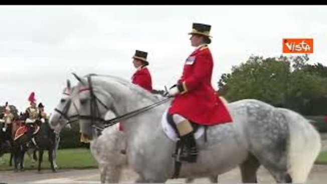 trump arriva al castello di windsor a bordo di una carrozza trainata da cavalli bianchi