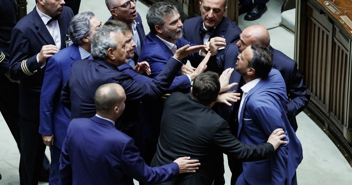 Sì alla riforma della giustizia, ma la Camera diventa un ring: bagarre e rissa