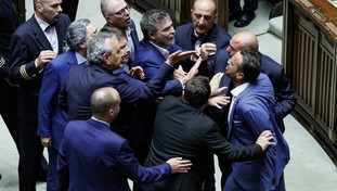 Sì alla riforma della giustizia, ma la Camera diventa un ring: bagarre e rissa