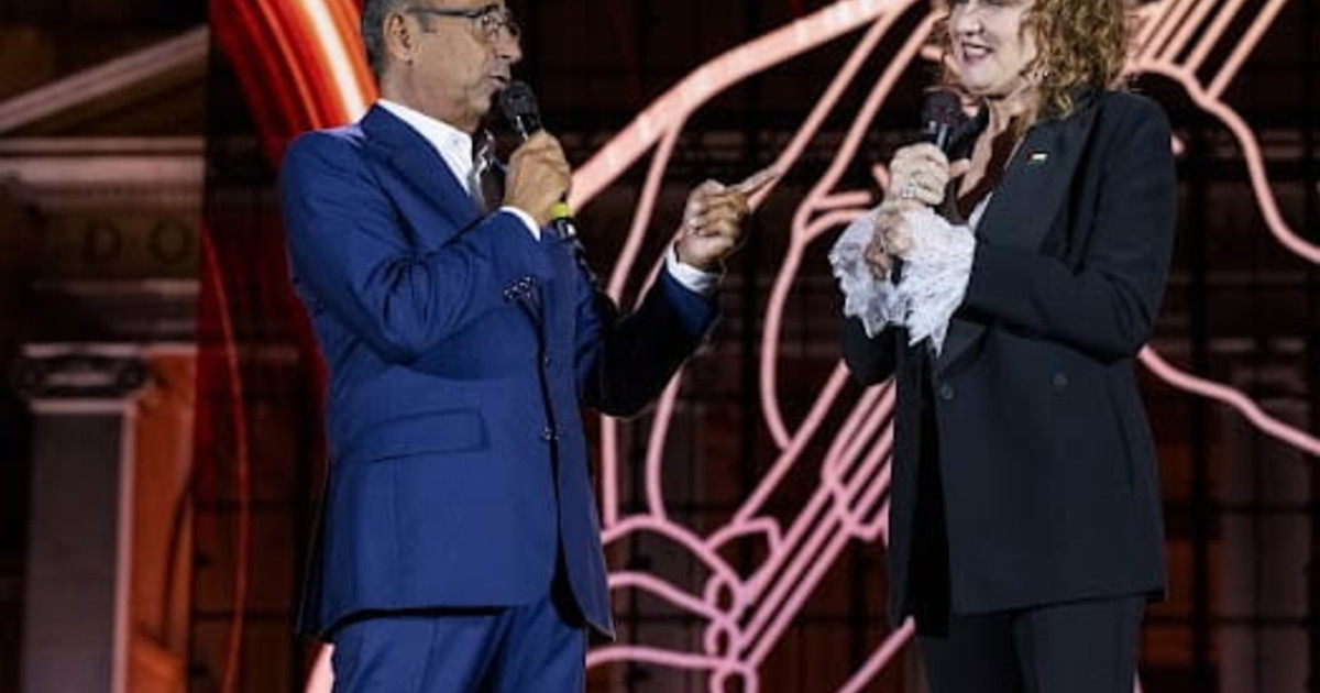 successo a napoli per pino 200 il viaggio del musicante domani sera su rai1 l omaggio al cantautore