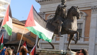 La bandiera della Palestina e il caos in Campidoglio