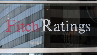 Fitch promuove l'Italia di Meloni: sale il rating, esulta il governo. Sinistra gelata