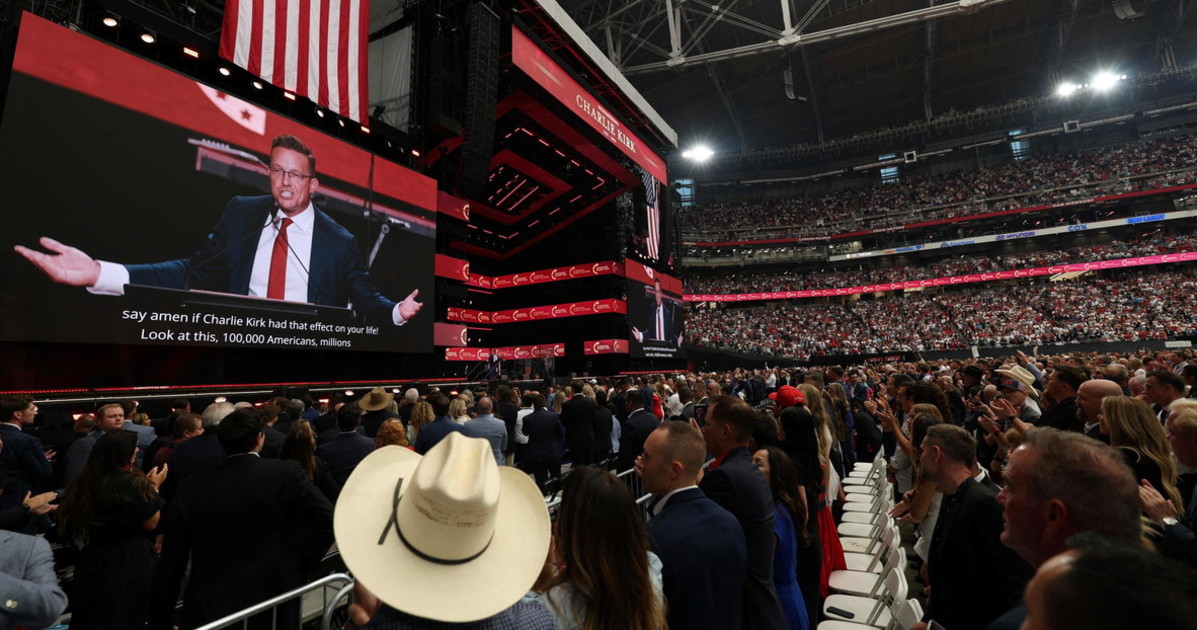 Trump rende omaggio a Charlie Kirk, in migliaia per l Trump rende omaggio a Charlie Kirk, in migliaia per l