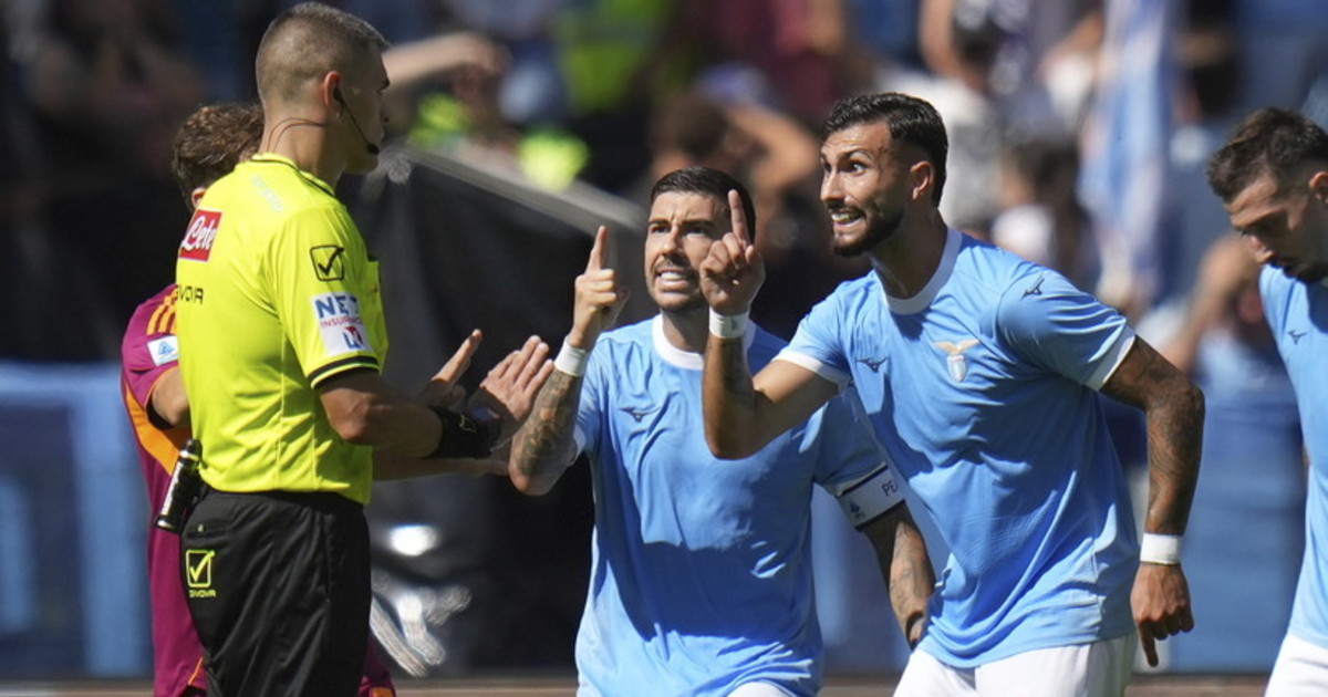 Lazio Roma, la moviola di Calvarese: Sozza non sbaglia gli episodi chiave Lazio Roma, la moviola di Calvarese: Sozza non sbaglia gli episodi chiave