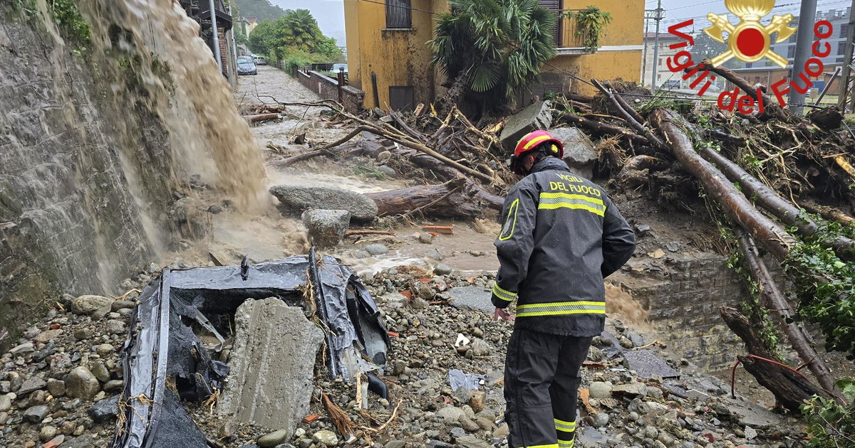 Il maltempo sferza il nord. Fiume in piena, auto travolta da una frana Il maltempo sferza il nord. Fiume in piena, auto travolta da una frana