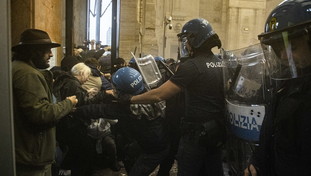 L'odio ProPal dilaga alla stazione di Milano: scontri con la polizia e situazione critica | GUARDA