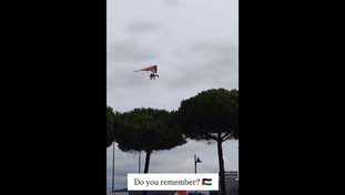 Applausi al deltaplano della vergogna: ovazione dei ProPal alla replica del massacro di Hamas