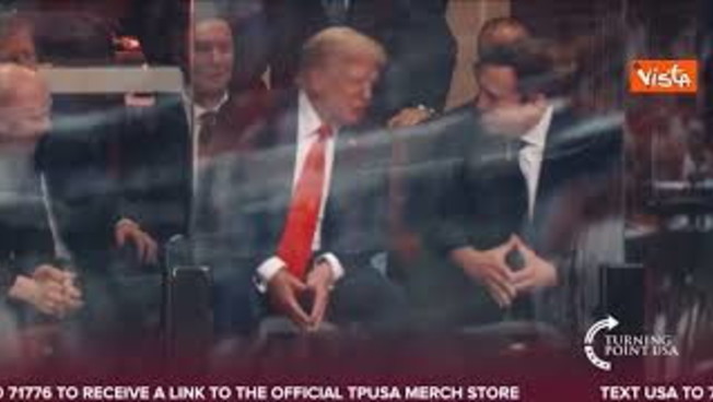 Trump ed Elon Musk seduti vicini al funerale di Charlie Kirk