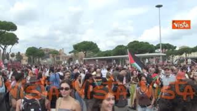 Piazza dei Cinquecento a Roma piena di manifestanti pro Palestina