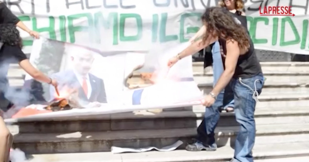 Solito odio contro Meloni: a Napoli i ProPal bruciano la foto con Netanyahu | GUARDA