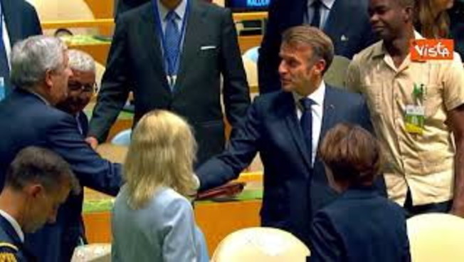 Macron e Tajani la stretta di mano all Macron e Tajani la stretta di mano all