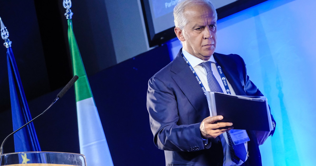 Piantedosi: "Più di 50 feriti tra forze di polizia. Isolare i violenti" Piantedosi: "Più di 50 feriti tra forze di polizia. Isolare i violenti"