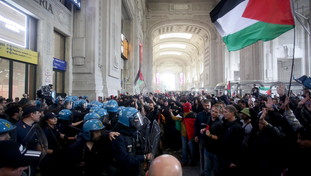 ProPal all'assalto in tutta Italia. Stazione di Milano sotto assedio: scene di guerriglia urbana