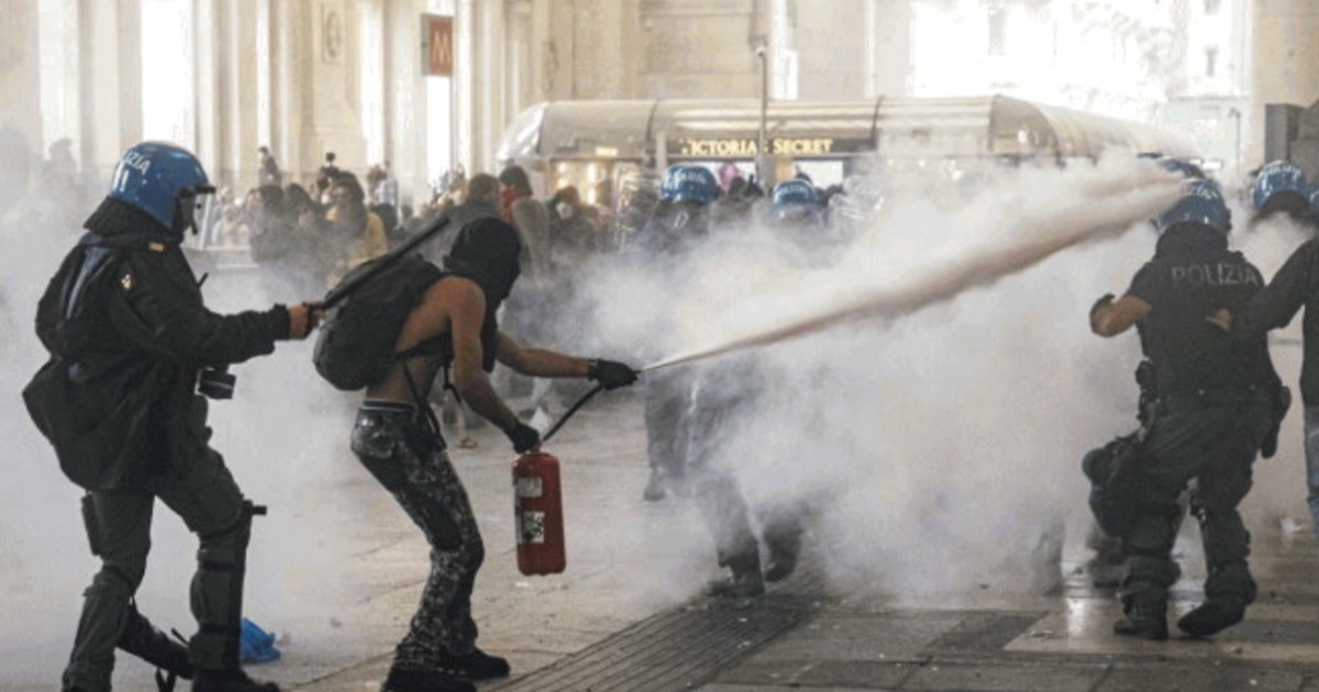 italia ostaggio degli spaccapal occupazioni guerriglia urbana e scontri