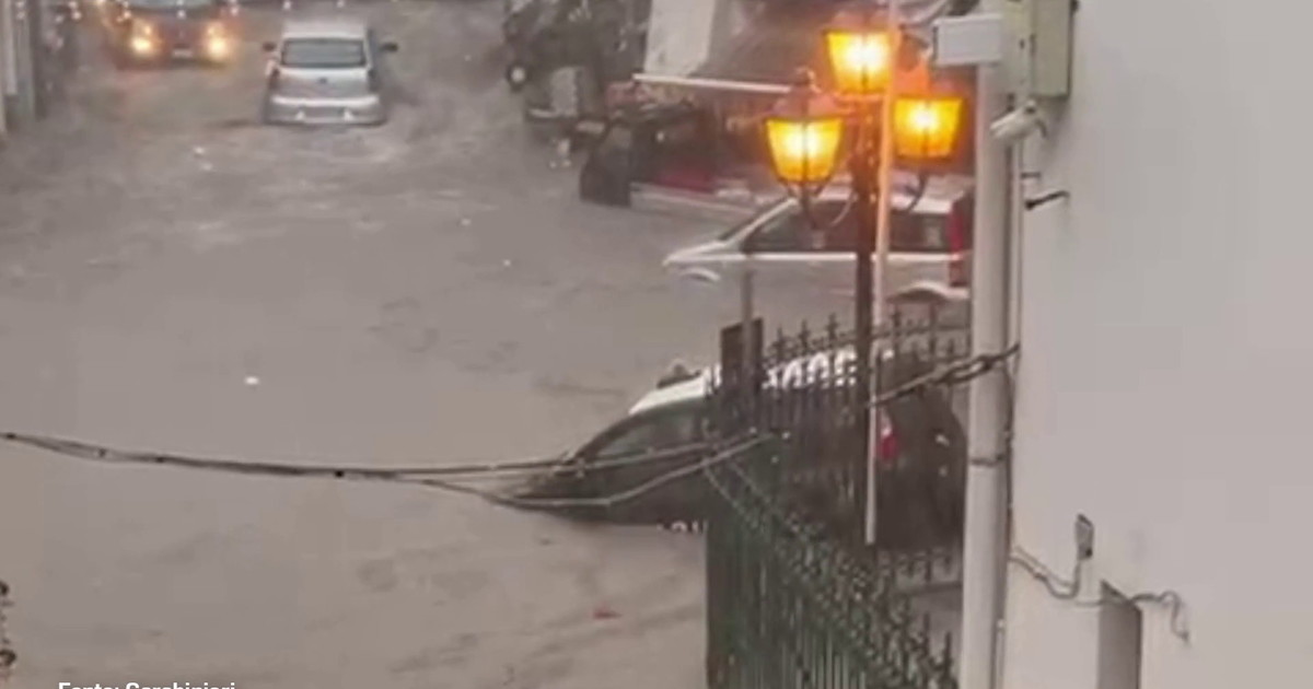 Violento nubifragio a Ischia, l'acqua trascina le auto dei Carabinieri