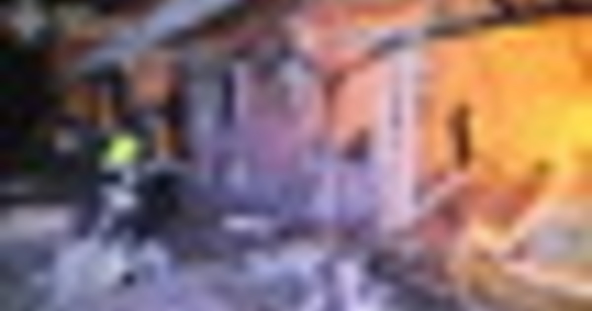 Ucraina, vigili del fuoco al lavoro dopo l'attacco russo a Odessa