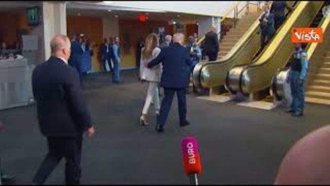 trump e melania arrivano all onu la scala mobile non funziona e salgono a piedi