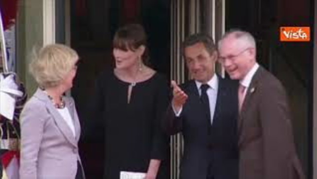 Sarkozy condannato a 5 anni. Eccolo a fianco della moglie Carla Bruni al G8 Francia nel 2011