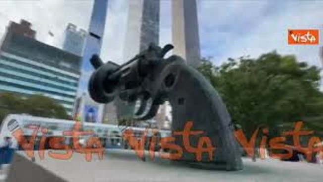 La statua della pistola annodata, simbolo dell