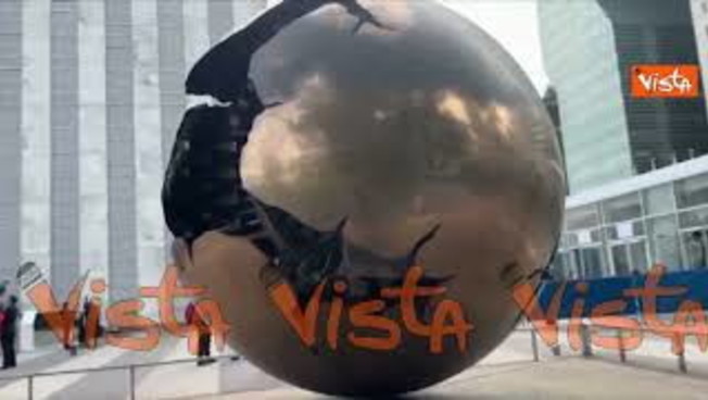 "Sfera con Sfera", la statua di Arnaldo Pomodoro davanti alla sede dell