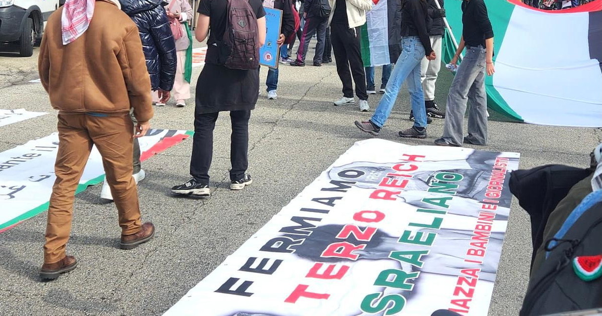 Dagli aerei ai suv, i Pro Pal di Torino vogliono bloccare tutto. E spunta lo striscione in cui Israele viene paragonato al Terzo Reich