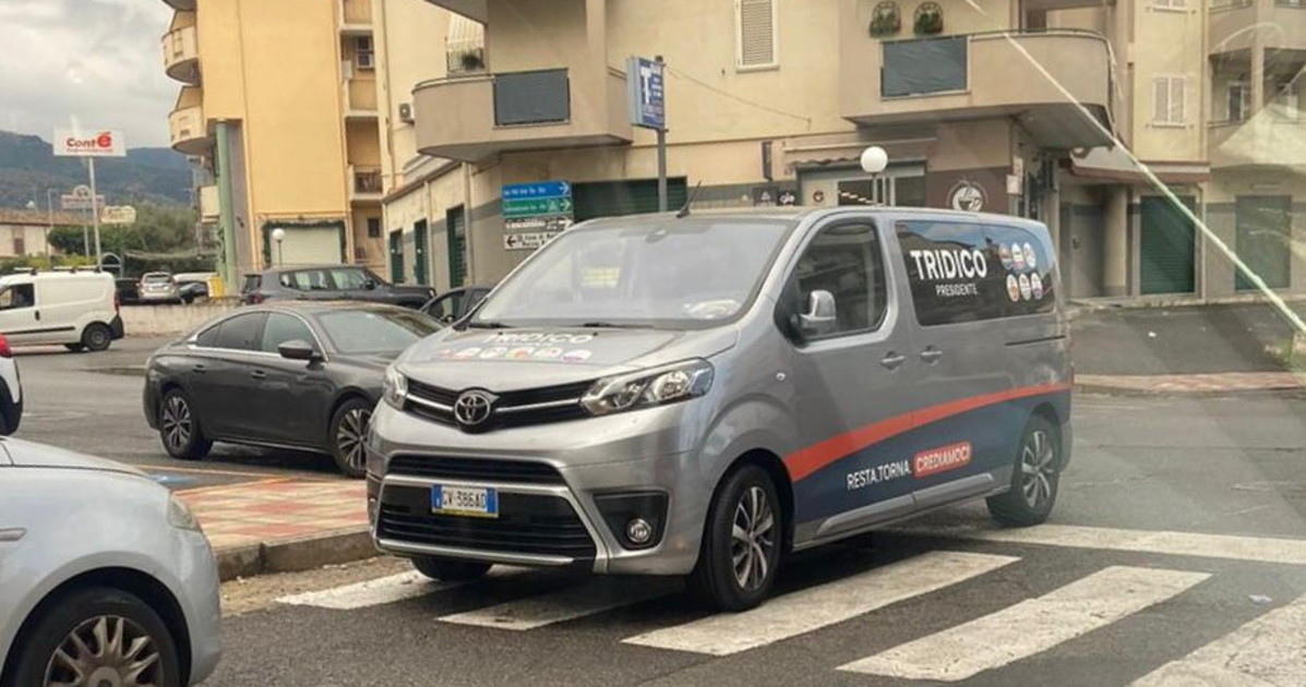 le gaffe a profusione di tridico ora anche il parcheggio selvaggio
