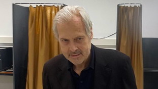 Sgarbi al seggio nelle Marche, il primo scatto dopo la depressione e il ricovero