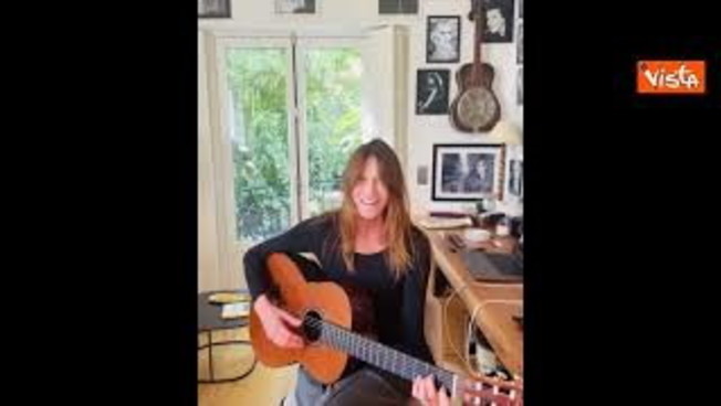 "Posso suonarti una canzone amore mio?" Carla Bruni dedica "Let it Be" al marito Sarkozy