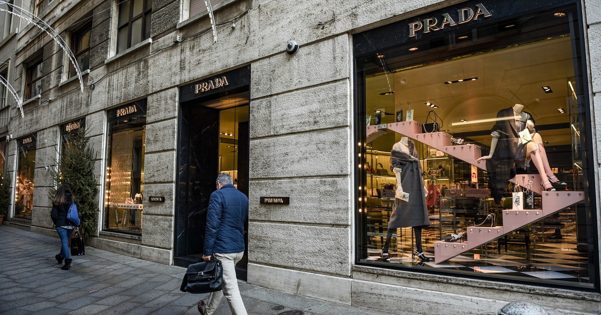 l europa autorizza l acquisizione di versace da parte di prada
