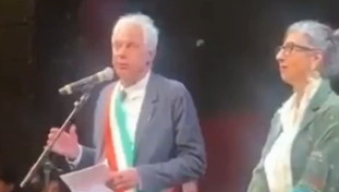 Il sindaco osa parlare degli ostaggi di Hamas: coperto di insulti dai Pro Albanese | VIDEO
