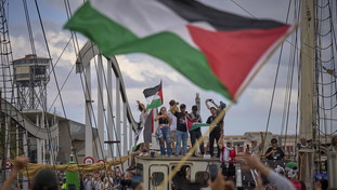 La Spagna di Sanchez copia Meloni e chiede alla Flotilla di fermarsi. Sinistra in tilt