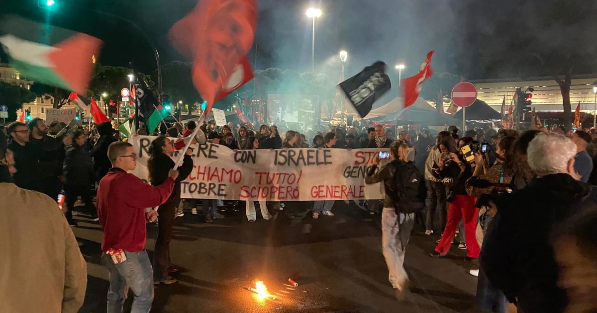 Roma, ProPal a piazza dei Cinquecento: Blocchiamo tutto. Polizia chiude gli ingressi a Termini