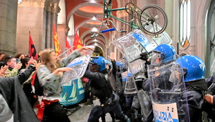 I ProPal scatenano il caos dopo l'abbordaggio della Flotilla. Scontri e occupazioni in tutta Italia